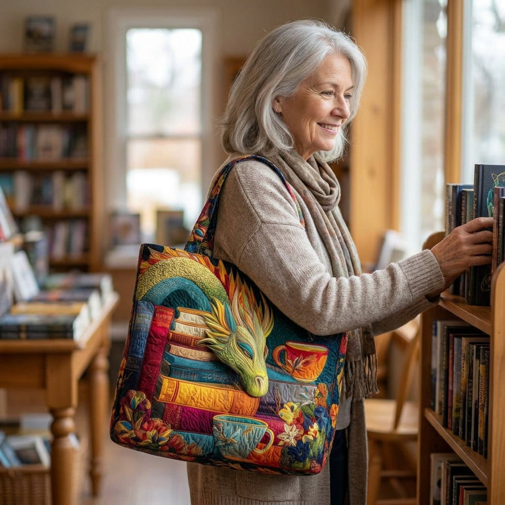 Bolso Artesanal — Dragón Lector con Libros y Tazas: en contexto