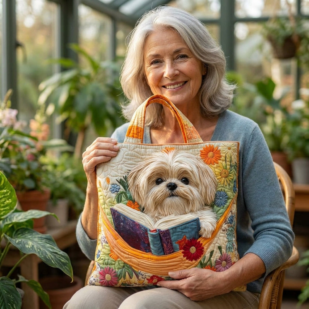 Bolso Artesanal — Shih Tzu con Libros y Flores: en contexto