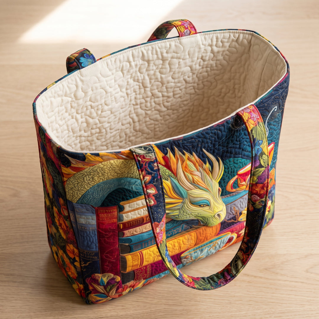 Bolso Artesanal — Dragón Lector con Libros y Tazas: abierto, mostrando el forro acolchado en crema liso