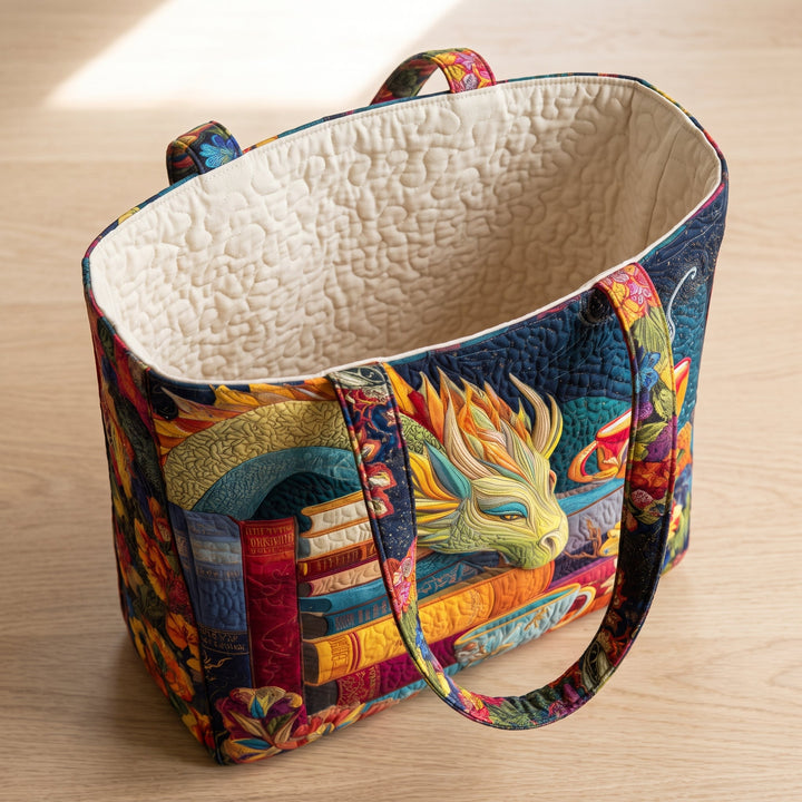 Bolso Artesanal — Dragón Lector con Libros y Tazas: abierto, mostrando el forro acolchado en crema liso