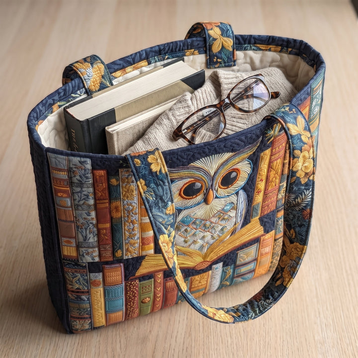 Bolso Tote Artesanal — Búho y Libros Antiguos: con un libro de tapa dura, un suéter doblado y lentes de lectura