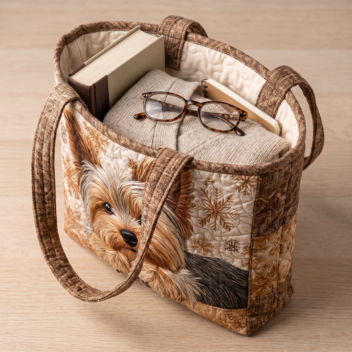 Bolso Artesanal — Yorkshire Adorable: con un libro de tapa dura, un suéter doblado y lentes de lectura
