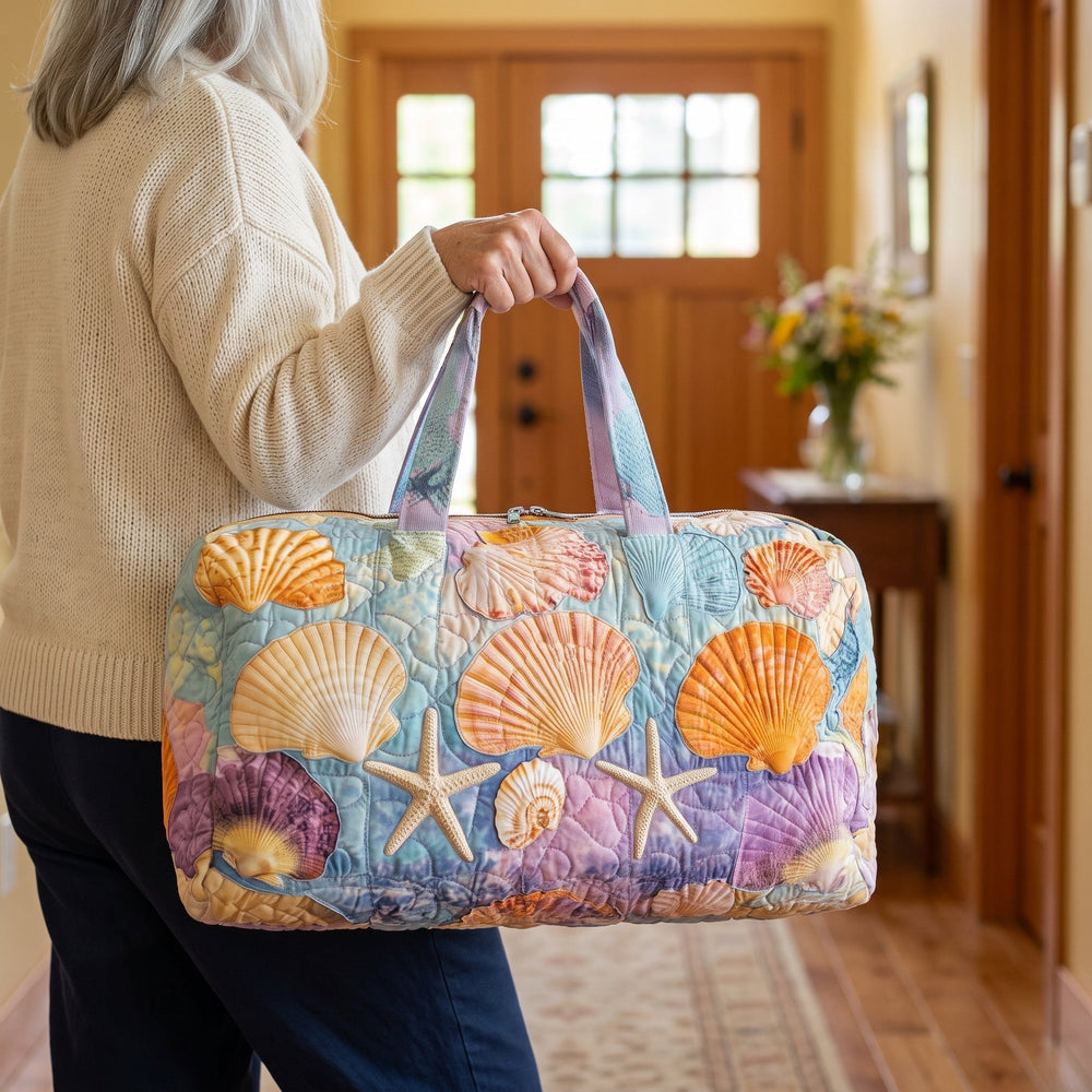 Bolso de Viaje Acolchado — Caracolas de la Orilla: en uso