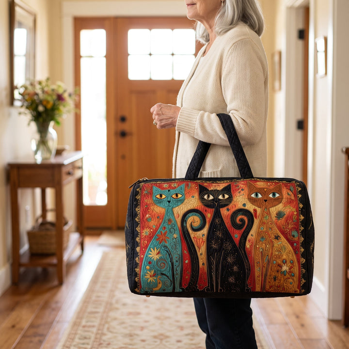 Bolso de Viaje Acolchado — Trío de Gatos Encantados: en uso