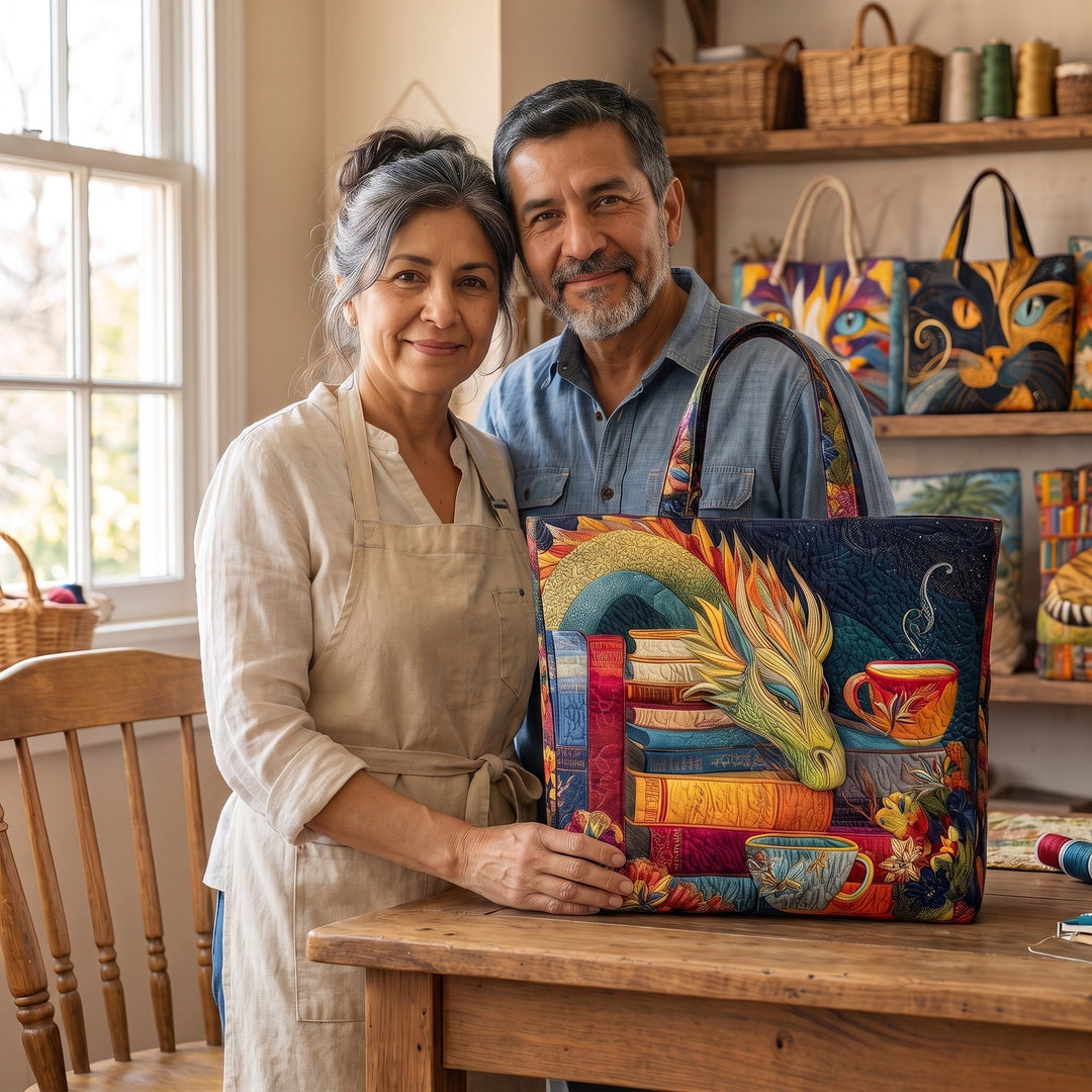 Bolso Artesanal — Dragón Lector con Libros y Tazas